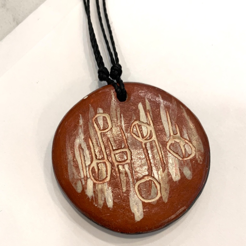 Ceramic pendant necklace in reddish-brown, cream, and black - Picture 3 of 3